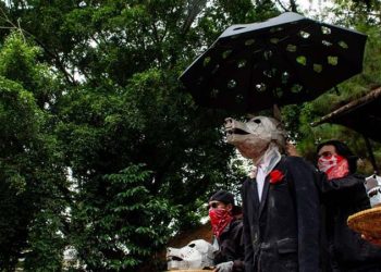 Seniman Menggelar Aksi Seni Bertajuk Taman Pemakaman Koruptor