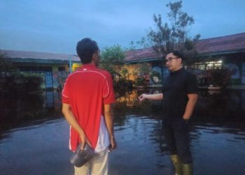 G:\2025\2026\Januari\6 Januari 2026\5\hal 5\Kadisdik Ryan Utama meninjau salah satu sekolah yang terendam banjir.jpg