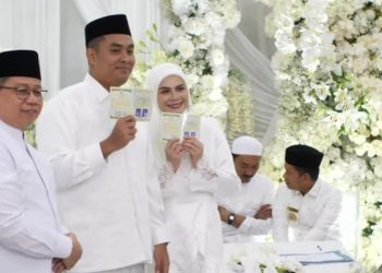 G:\2025\2026\Januari\6 Januari 2026\5\hal 5\Kedua mempelai Rifky dan Ananda berfoto usai mengucap ijab qabul.jpg