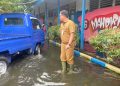 G:\2025\2026\Januari\7 Januari 2026\5\hal 5\Rian Utama saat memantau banjir yang menggenangi puluhan sekolah.jpg