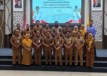 G:\2025\2026\Januari\7 Januari 2026\5\hal 5\WALIKOTA foto bersama usai menyerahkan Dokumen.jpg