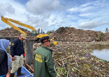 G:\2026\Januari\13 Januari 2026\5\Hal 5\Walikota Banjarmasin H.Muhammad Yamin dan istri memantau sampah kiriman di PSU Sungai Gampa.jpg