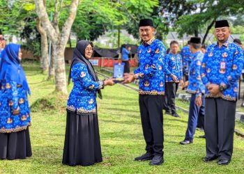 G:\2026\Januari\19 Januari 2026\5\Hal 5\Bupati Banjar H Saidi Mansyur didampingi Sekda Banjar H Yudi Andrea menyerahkan.jpg