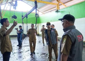 G:\2026\Januari\21 Januari 2026\5\Hal 5\Walikota Yamin didampingi Kepala DKP3 Yuliansyah saat meninjau RPU Basirih beberapa waktu lalu.jpg