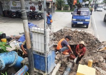 G:\2026\Januari\22 Januari 2026\5\Hal 5\Tim lapangan PAM Bandarmasih saat melakukan pekerjaan pemindahan pipa.jpg