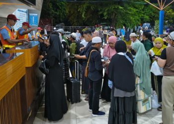 G:\2026\Januari\9 Januari 2026\5\Hal 5\PT Pelabuhan Indonesia (Persero) atau Pelindo Regional 3 Subregional Kalimantan saat melayani calon penumpang.jpg