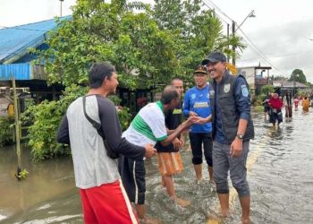 Bupati Memberikan Bantuan Kepada Warga Terdampak Banjir
