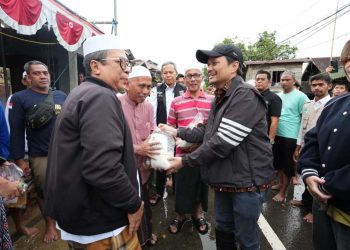 Wagub Kalsel Tinjau Banjir dan Serahkan Bantuan