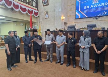 Tujuh Anggota DPRD Kalsel Mendapat Award
