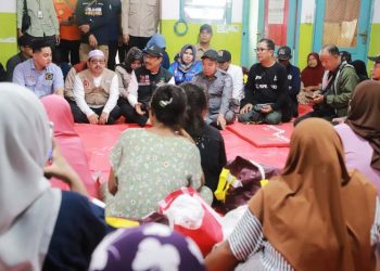 Sekdaprov Kalsel Dampingi Mensos Tinjau Pengungsi Banjir