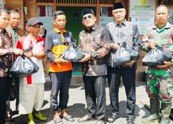 Bupati Salurkan Bantuan di Desa Danau Terate