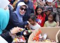 Hj Fathul Jannah Salurkan Bantuan di Desa Penjambuan