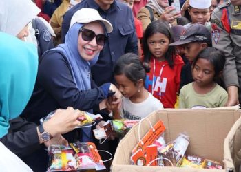 Hj Fathul Jannah Salurkan Bantuan di Desa Penjambuan