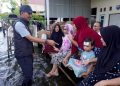 Bupati Turun Langsung Mendistribusikan Bantuan Kepada Warga