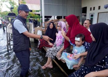 Bupati Turun Langsung Mendistribusikan Bantuan Kepada Warga