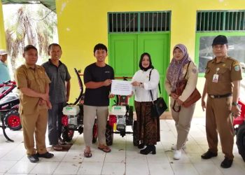 Dinas Pertanian Kotabaru Salurkan 4 Traktor untuk 3 Poktan