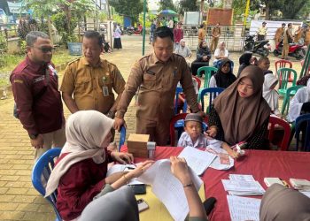 Dinsos Balangan Salurkan Bansos Permakanan dan Sandang di Awayan