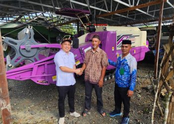 Warga Mendapat Alat Pertanian Combine Harvester