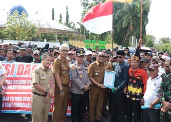 Bupati Terima Ratusan Aksi Damai di Depan Kantor Bupati HSU