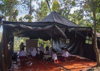 Siswa Belajar Di Kelas Darurat