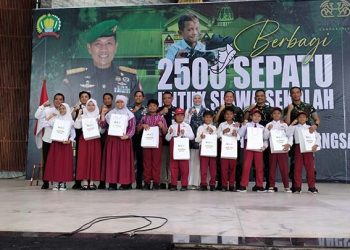 Korem 101/Ant Bagikan 2.500 Sepatu Gratis untuk Siswa di Banjarmasin