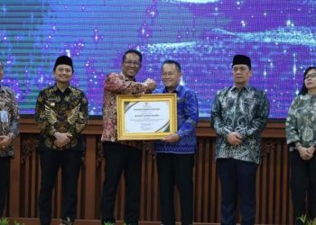 Bupati Tanah Bumbu Terima Penghargaan Menkum RI