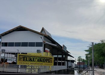 Tongkang di Depan Balaikota Akan Dipindah