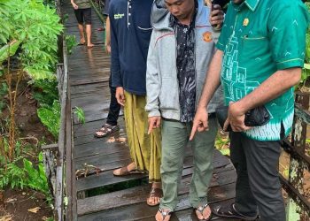 Habib Farhan Bantu Rehab Titian Warga Desa Awang Bangkal