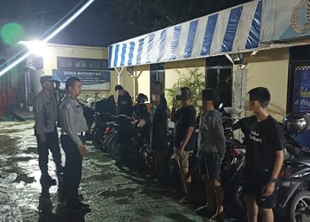 Petugas Bubarkan Bali di Taman Giat Tanjung