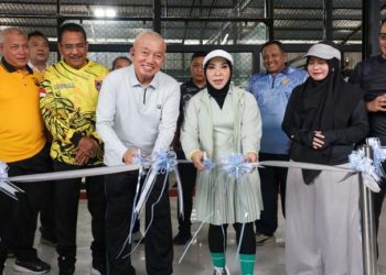 Gubernur Didampingi Istri Resmikan Lapangan Olahraga Mahligai