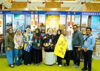 Faridah Yamani Kunjungi Stand Inacraf Tapin