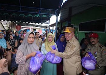 Gubernur Kalsel Salurkan Bantuan Sembako Untuk Korban Banjir
