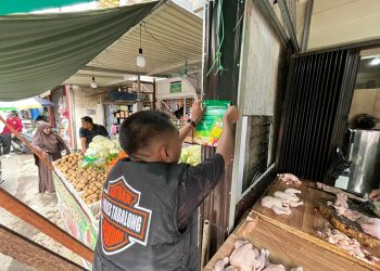 Petugas Bagikan Brosur Hotline Pelanggaran Pangan