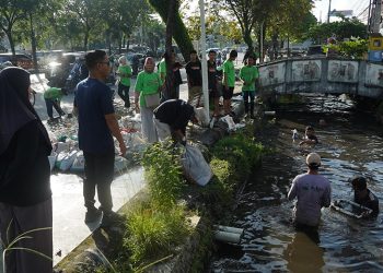 Walikota dan SKPD Bersihkan Aliran Sungai Jalan A Yani