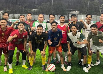 dr. Mahendra Bina Generasi Muda Lewat Soccer Usai Tarawih