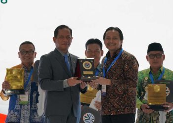 Gubernur Raih Penghargaan Pembina Pengelolaan Sampah