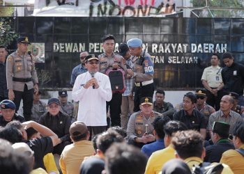 Supian HK Temui Massa Aksi BEM se-Kalsel