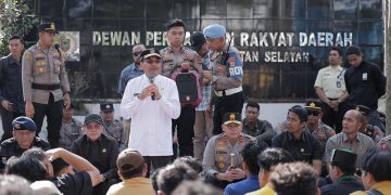 Supian HK Temui Massa Aksi BEM se-Kalsel