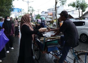 TP PKK dan Dekranasda Tanah Bumbu Tebar Kebaikan di Batulicin