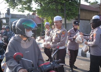 Sat Lantas Bagikan Takjil ke Pengendara