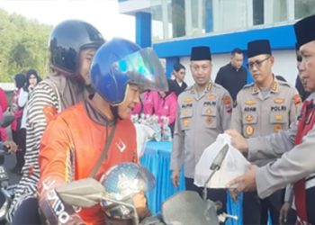 Polda Bersama Mahasiswa Bagikan Takjil ke Masyarakat