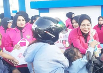 Bhayangkari Kalsel Bagikan Ratusan Paket Sayur ke Masyarakat