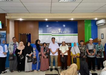 Bank Kalsel Paringin Salurkan Ratusan Paket Sembako untuk Pensiunan