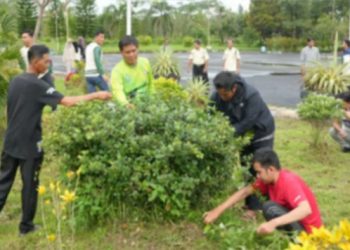 Setwan Batola Gotong Royong di Lingkungan Kantor