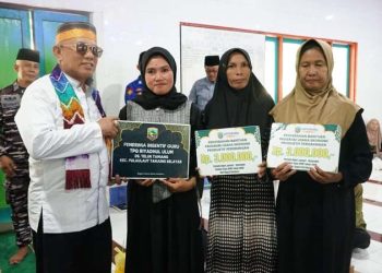 Bupati Muhammad Rusli Serahkan Berbagai Bantuan