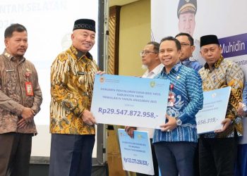 Bupati Tapin Hadiri RUPS Bank Kalsel Di Banjarmasin