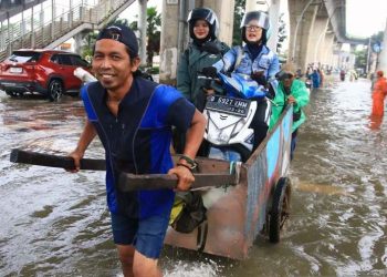 Banjir Merendam Jalan Ciledug Raya, Jakarta