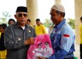 Bupati Serahkan Sembako ke Petugas Lapangan DLH