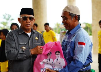Bupati Serahkan Sembako ke Petugas Lapangan DLH