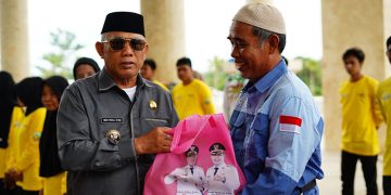 Bupati Serahkan Sembako ke Petugas Lapangan DLH